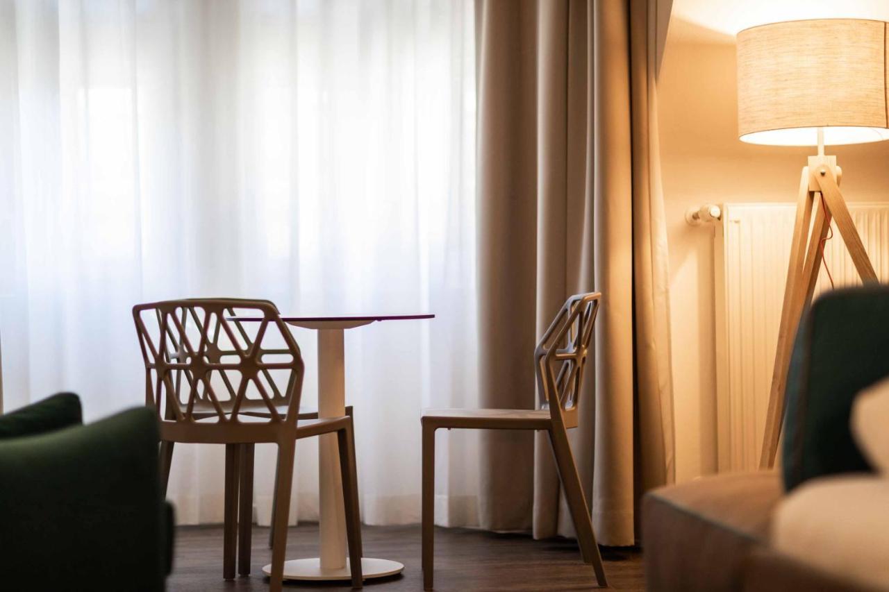Cooper L Zum Loewen Guest house